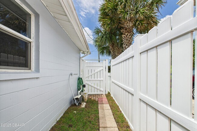 Building Photo - 4035 Oriole Ave
