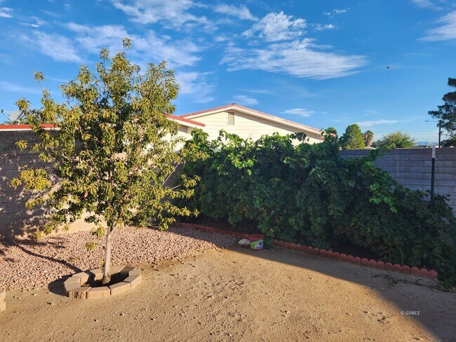 Building Photo - 830 W Stirrup Dr