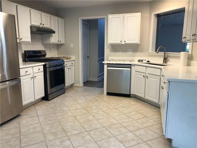 Building Photo - 370 Manor Glen Dr