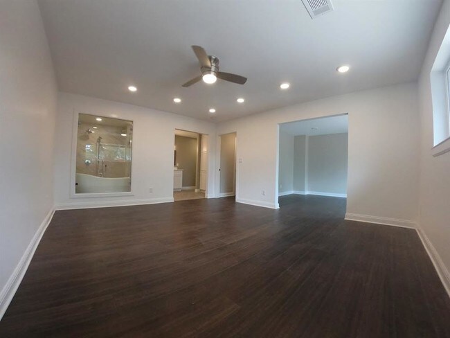 Building Photo - 10602 Riverview Dr