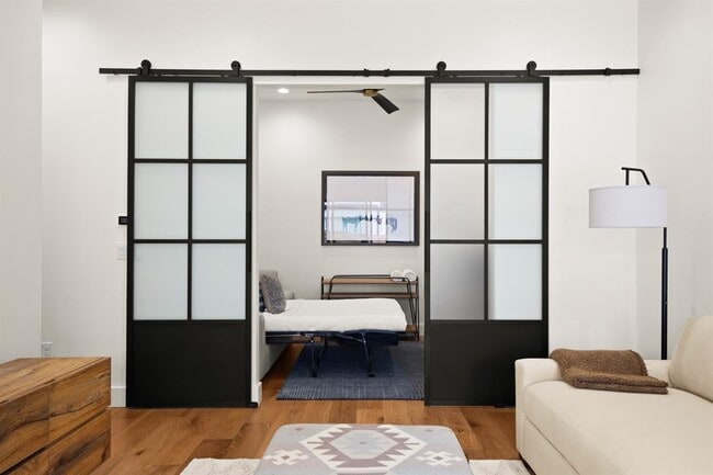 Building Photo - 2005 E 8th St