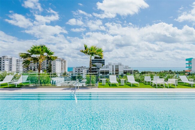 Building Photo - 300 Collins Ave