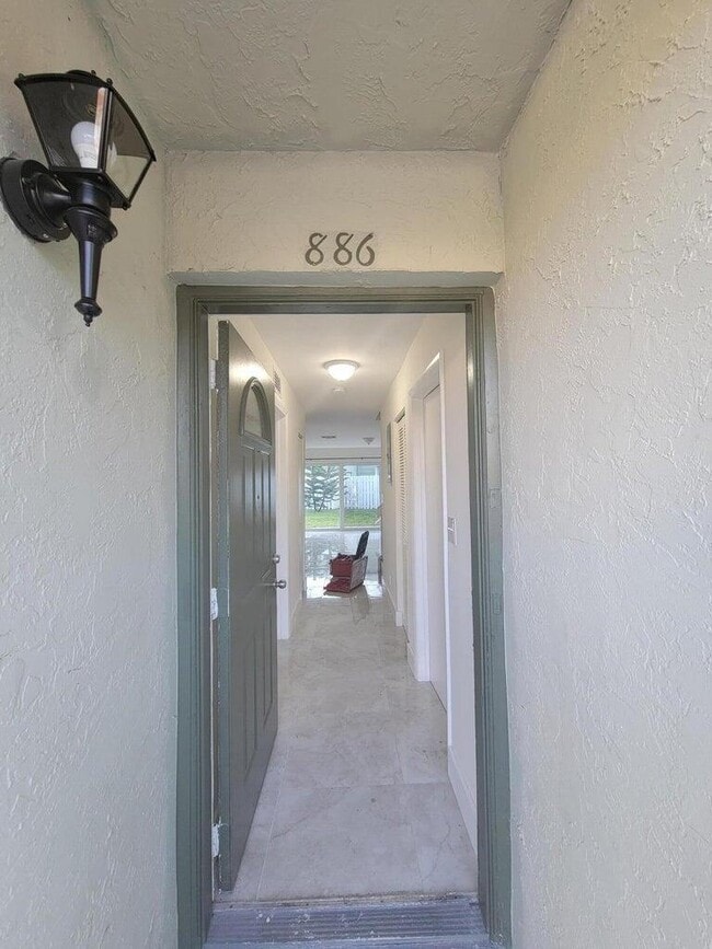 Building Photo - 886 Crystal Lake Dr