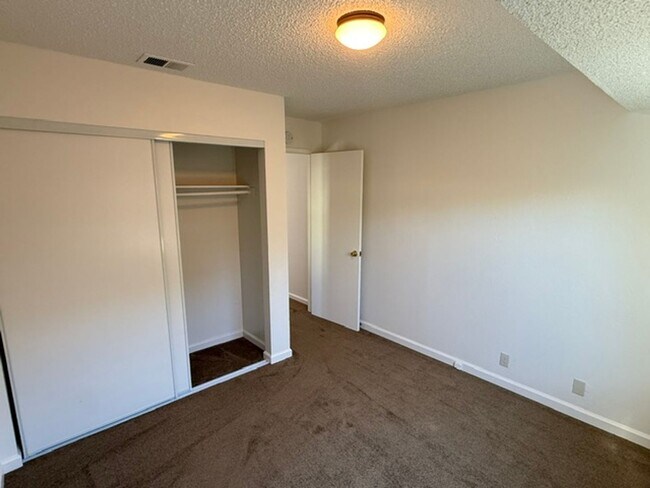 Building Photo - 512 Toyon Pl