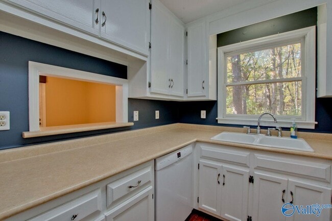 Building Photo - 3018 Live Oak Ln SW