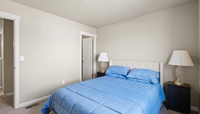 Building Photo - Beautiful Large Home on Corner Lot, Quincy!!
