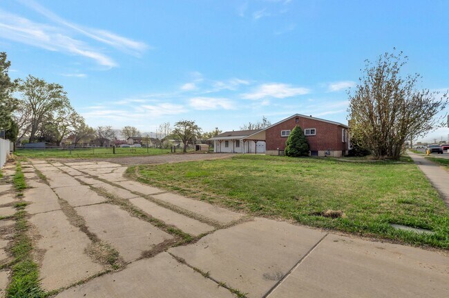 Building Photo - 2184 N 2000 W