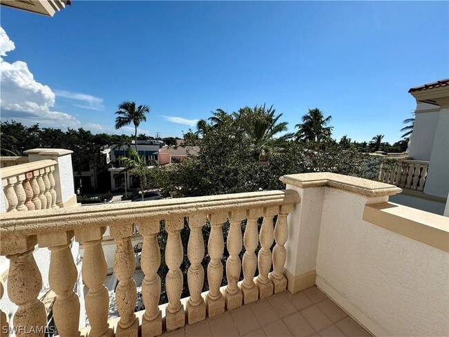 Building Photo - 365 5th Ave S