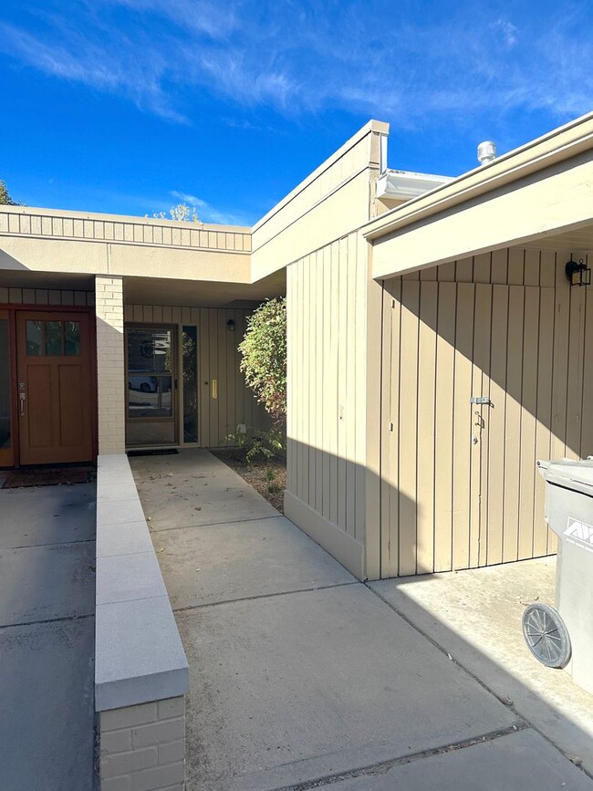 Building Photo - Remodeled Townhouse On Hillcrest Country Club