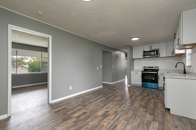 Building Photo - Newly Remodeled | 3 Bedroom | 1 Bathroom |...