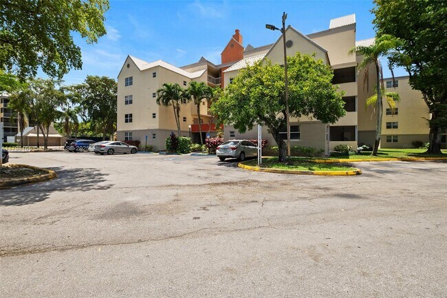 Building Photo - 8373 Lake Dr