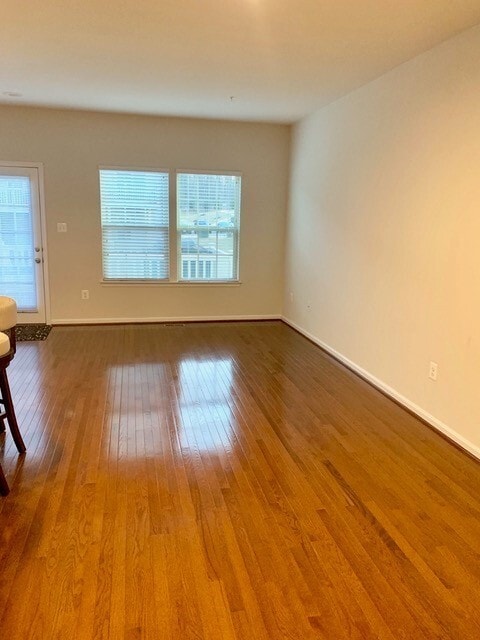 Building Photo - Gorgeous brick front 3bd 2/2bth townhouse ...