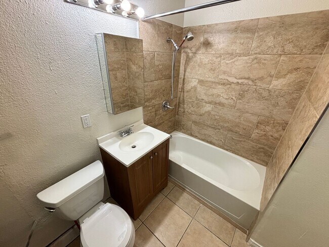 Building Photo - Charming 3BED/1BATH apartment located in N...
