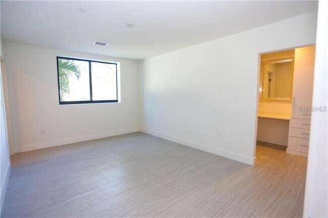 Building Photo - 2814 W Barcelona St