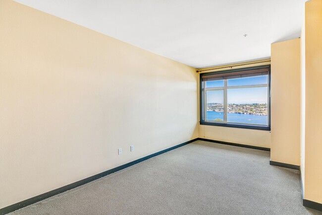 Large Bedroom with water view - 655 Crockett St