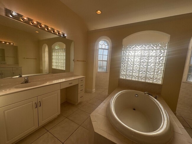 Building Photo - 401 SW 33rd Ave