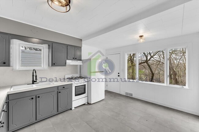 Building Photo - Rare 1-Bedroom Full Home – Big Kitchen, Ha...