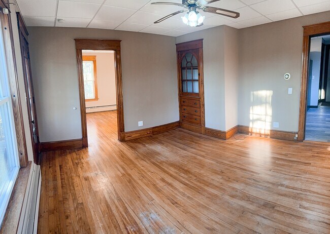 Building Photo - 584 Pleasant St