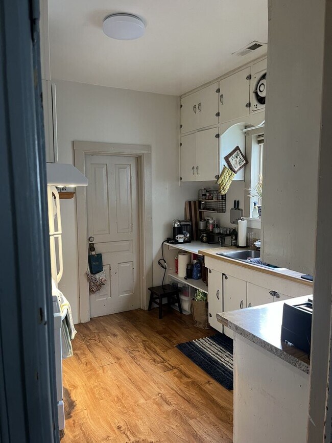 Building Photo - 1212 N Garden St