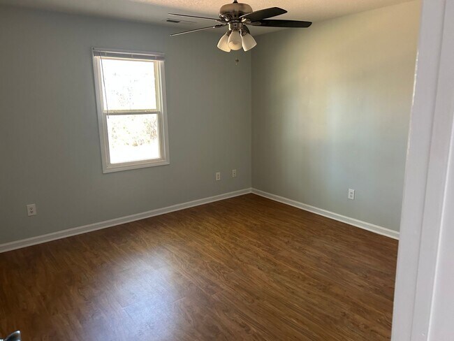 Building Photo - Nice 3 bedroom, 2 bath house