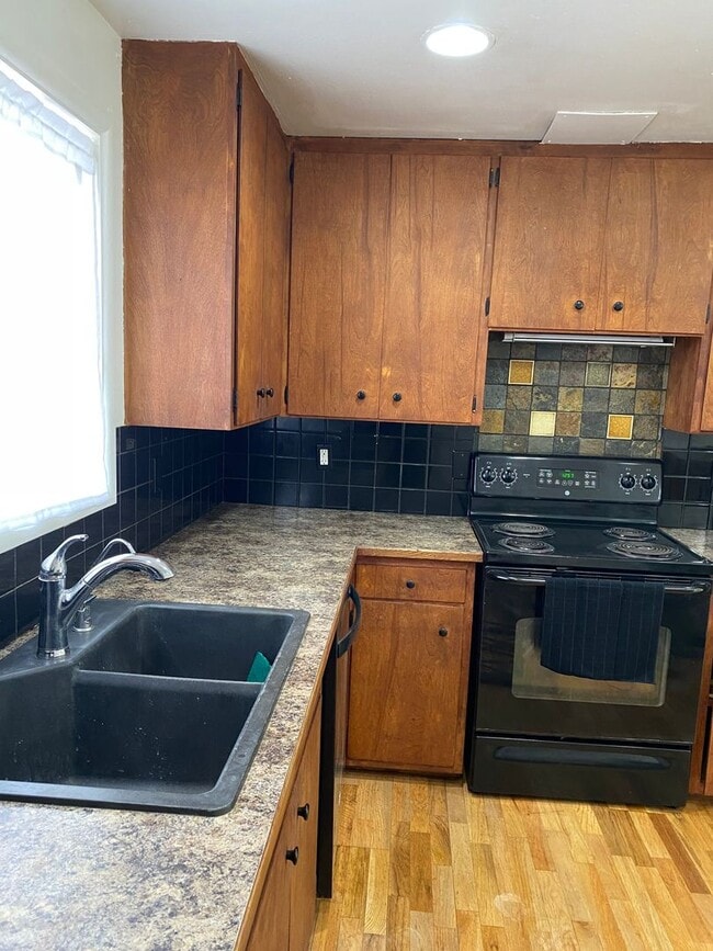 Building Photo - 4 bed 1 bath