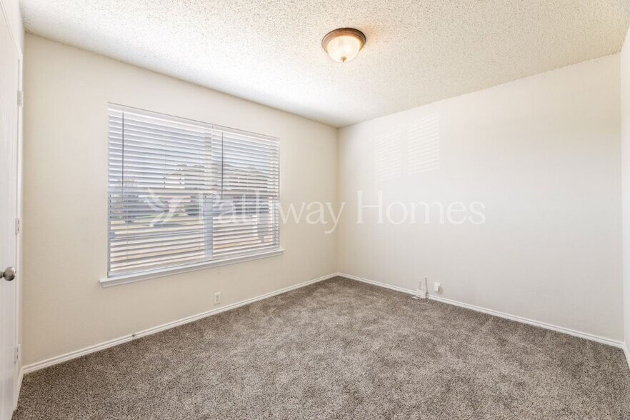 Building Photo - 1405 Dundee Dr