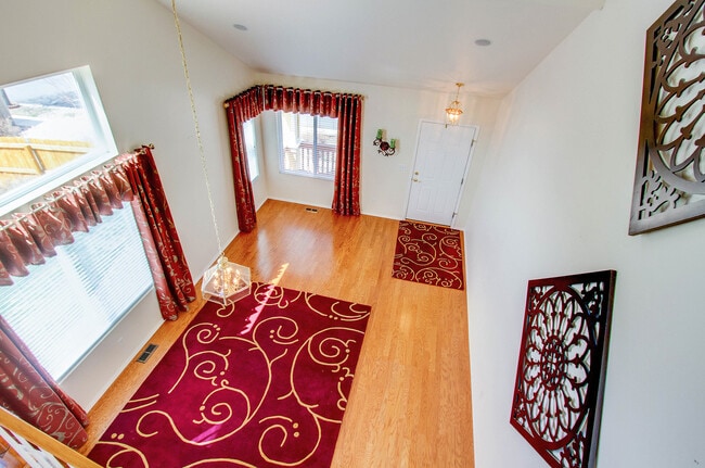 Building Photo - Impeccable 5 Bedroom Home with Mountain Views