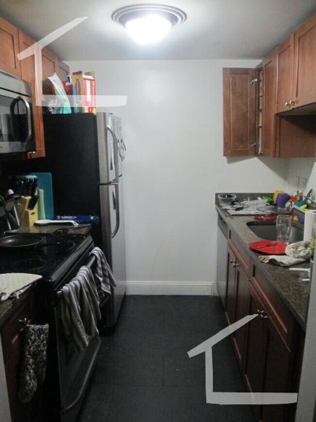 Building Photo - Renovated Unit in South End. New Kitchen A...