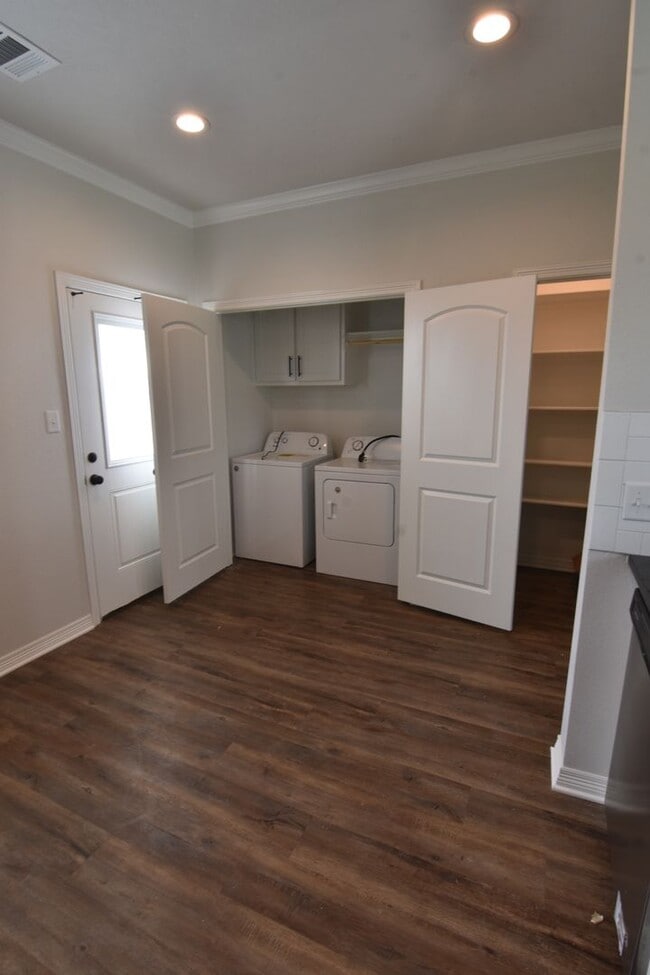 Building Photo - 4 bed,4 bath House