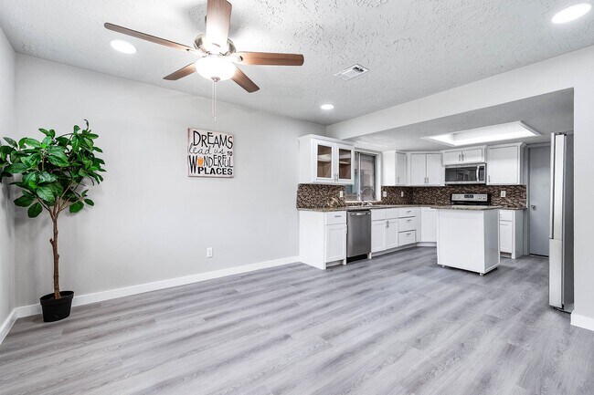 Building Photo - 8434 Quailcrest Dr