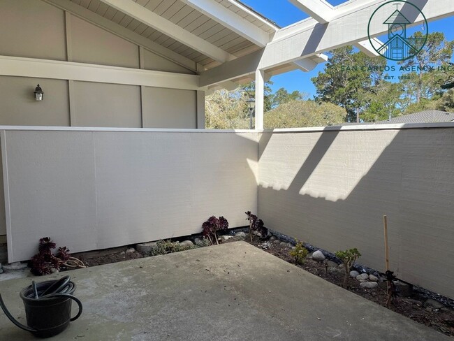 Building Photo - Two Bed Home in Country Club Gate Community