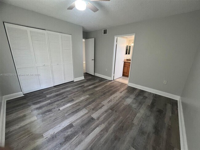 Building Photo - 1543 Lake Crystal Dr