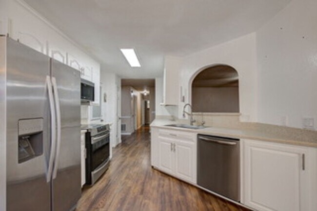 Building Photo - 212 Running Deer Dr