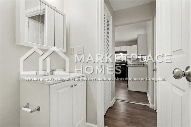 Building Photo - 939 Redford Dr SE