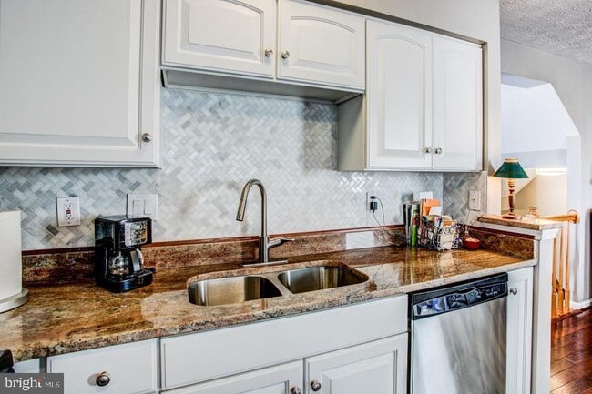 Building Photo - 5036 Finsbury Rd