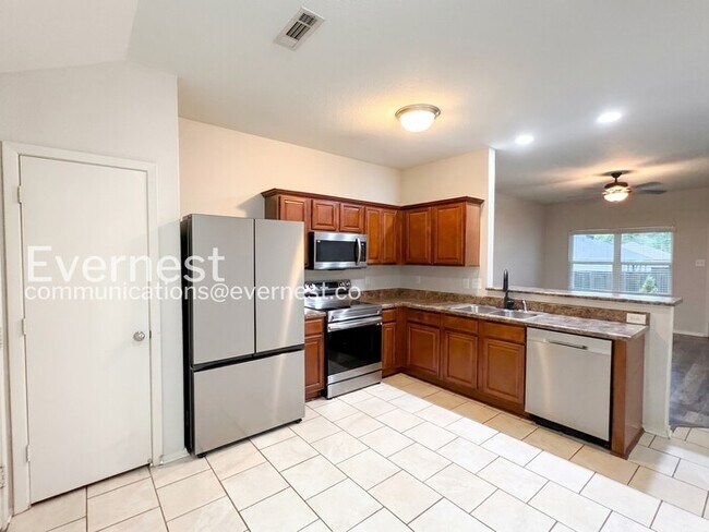 Building Photo - 3 Bed/2 Bath Home with Fenced Yard & Garage / Vouchers Accepted / Available Now!
