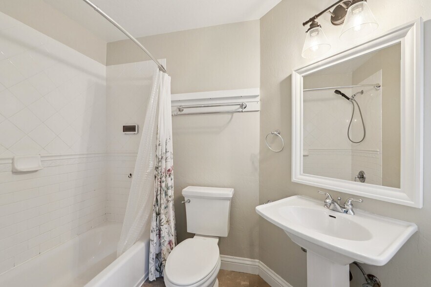 Second bathroom - 5400 Mountain Blvd