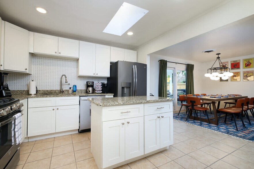 Building Photo - 8323 Starcrest Dr