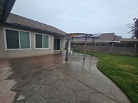 Building Photo - 3 BR 2 BA Available Now