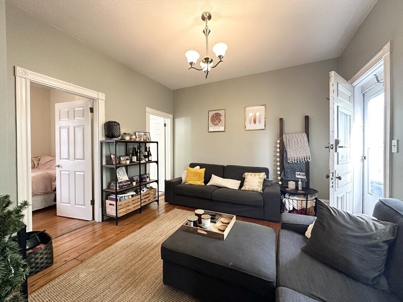 Primary Photo - 106 Beacon St
