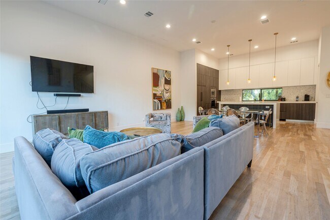 Building Photo - 709 Memorial Heights Dr