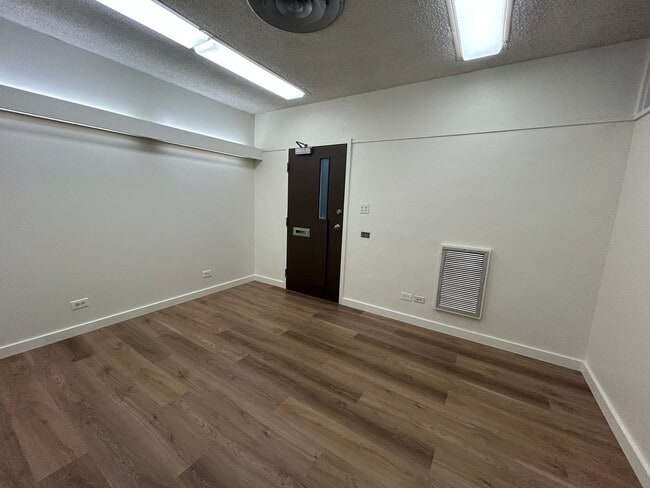 Building Photo - Prime Office Space for Rent in the Kaimuki Professional Building