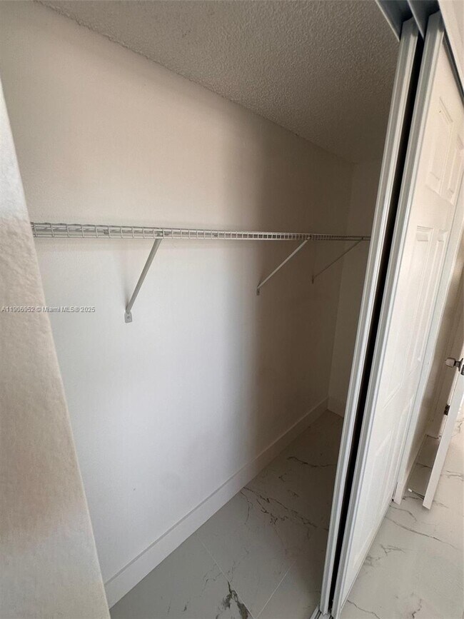 Building Photo - 1021 Twin Lakes Dr