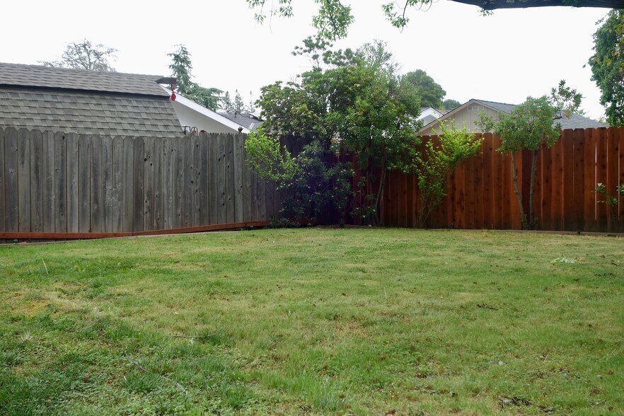 Building Photo - 609 Maureen Ln