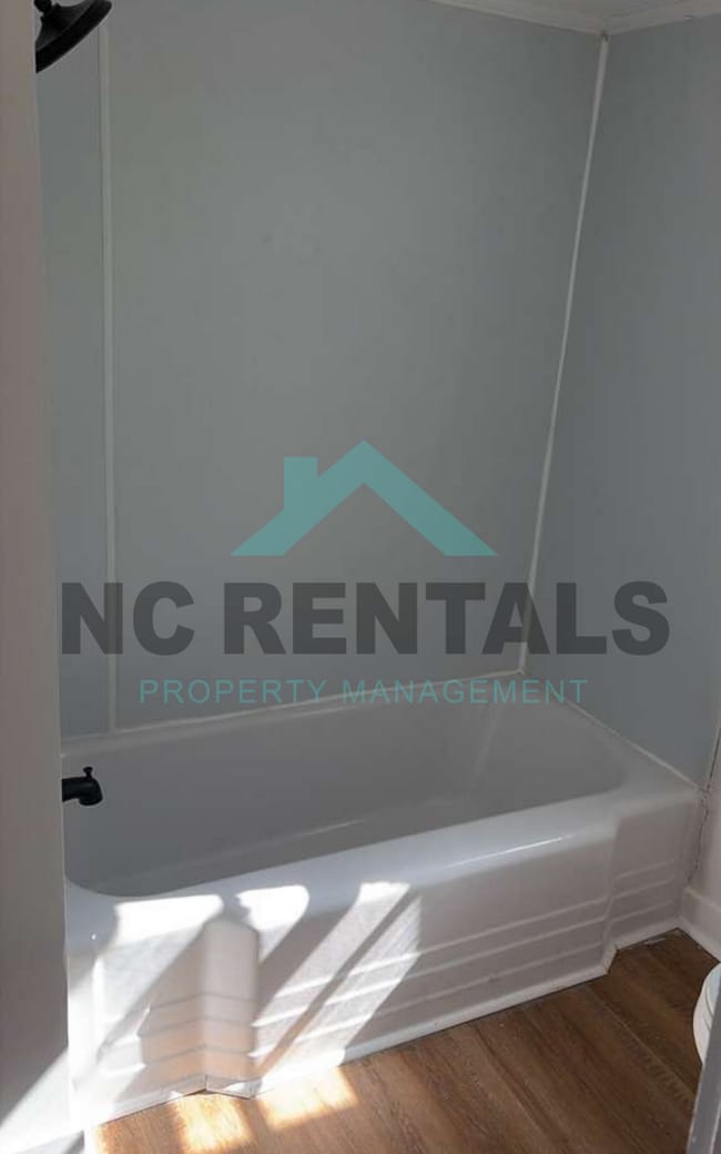 Building Photo - 113 3rd St