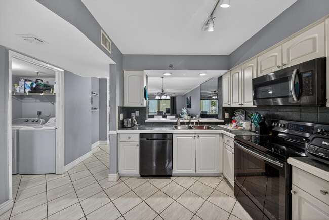 Building Photo - 2200 S Cypress Bend Dr