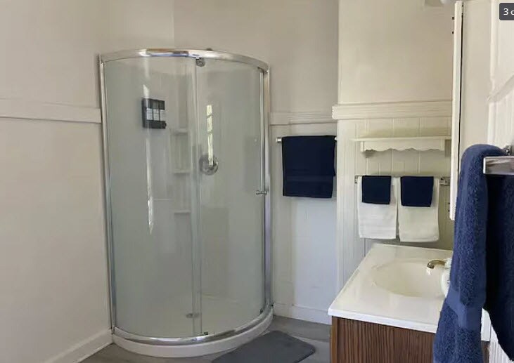 Bathroom - 701 W Poplar St