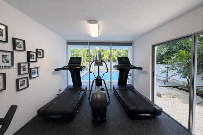 Building Photo - 1660 NE 135th St