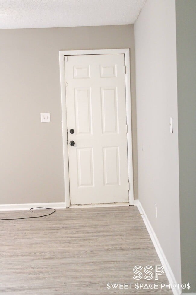 Building Photo - Travis