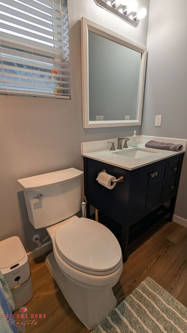 Building Photo - Flowing floorplan, minutes from I-5!!!